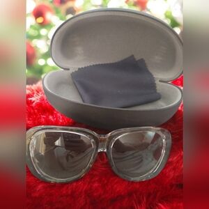 Yunizon sunglasses with case and cloth